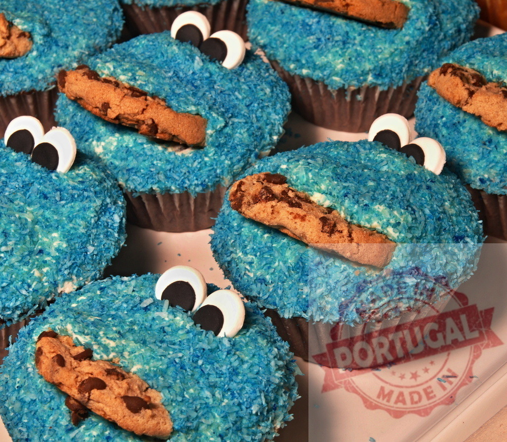 Cookie Monster cupcakes with blue frosting and googly eyes | Cookie Monster inspired cupcakes decorating a dessert table for a party - Realized with Pictrs.com