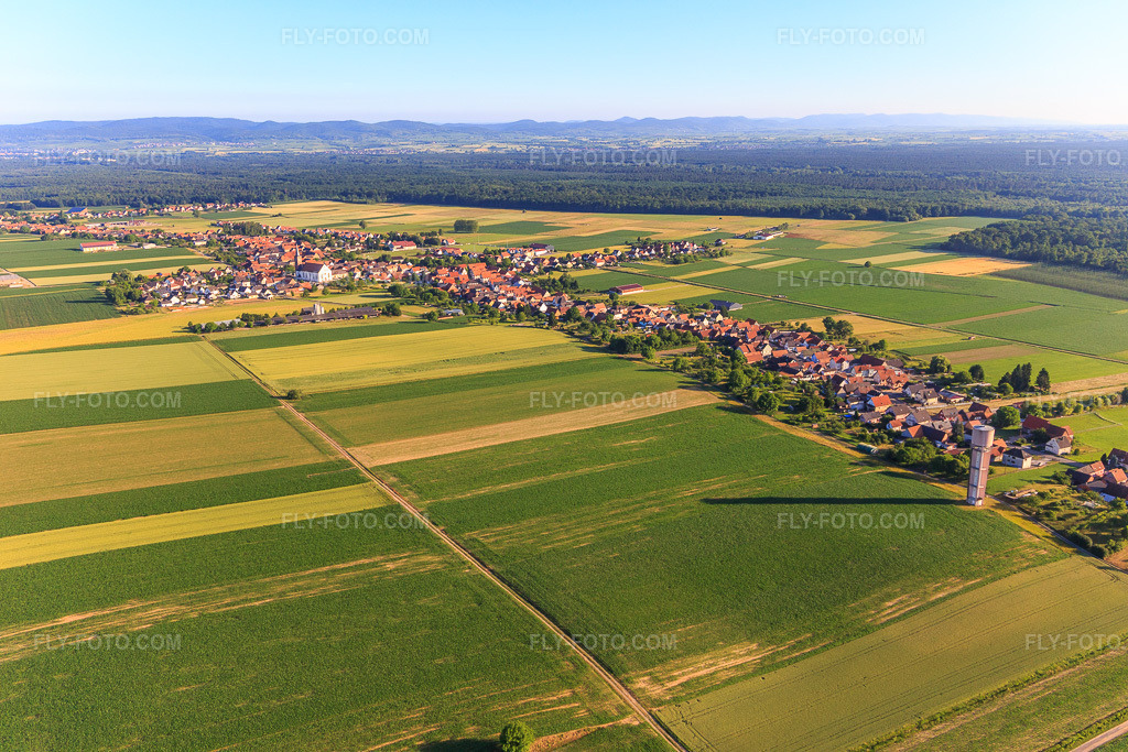 Aerial view: View of the town from the northwest in Schleithal in the state Bas-Rhin, France. – Photo: IMG_100961.jpg taken on 06/17/2017 by Werner Riehm/FLY-FOTO.com – Resolution of the original: 5472 x 3648 px