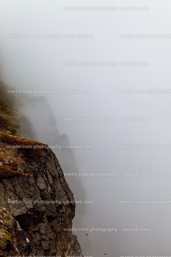 Fading sight | Rocks fading in the clouds and mist - Realisiert mit Pictrs.com
