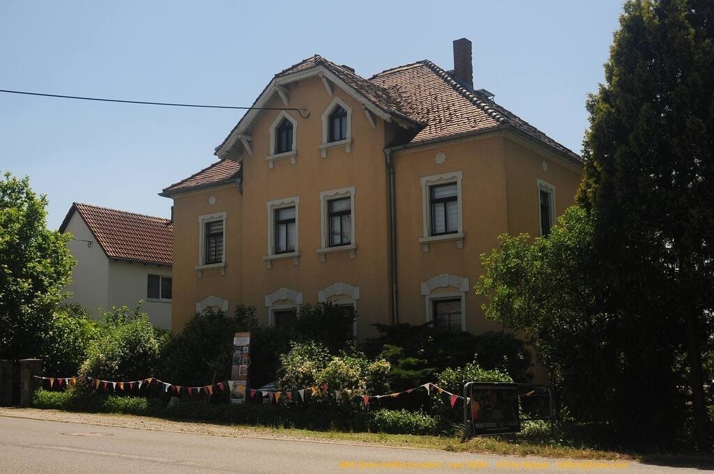 Geißmannsdorf-2026-Ortsbilder-482 | Geißmannsdorf bei Bischofswerda im Sommer 2026. Ein fotografischer Streifzug durch das Dorf Geißmannsdorf, mit Gebäuden, Straßen, Strohpuppen und geschmückten Vorgärten und Grundstücken anlässlich der 800-Jahr-Feier von Geißmannsdorf im Juni 2026 - Realisiert mit Pictrs.com
