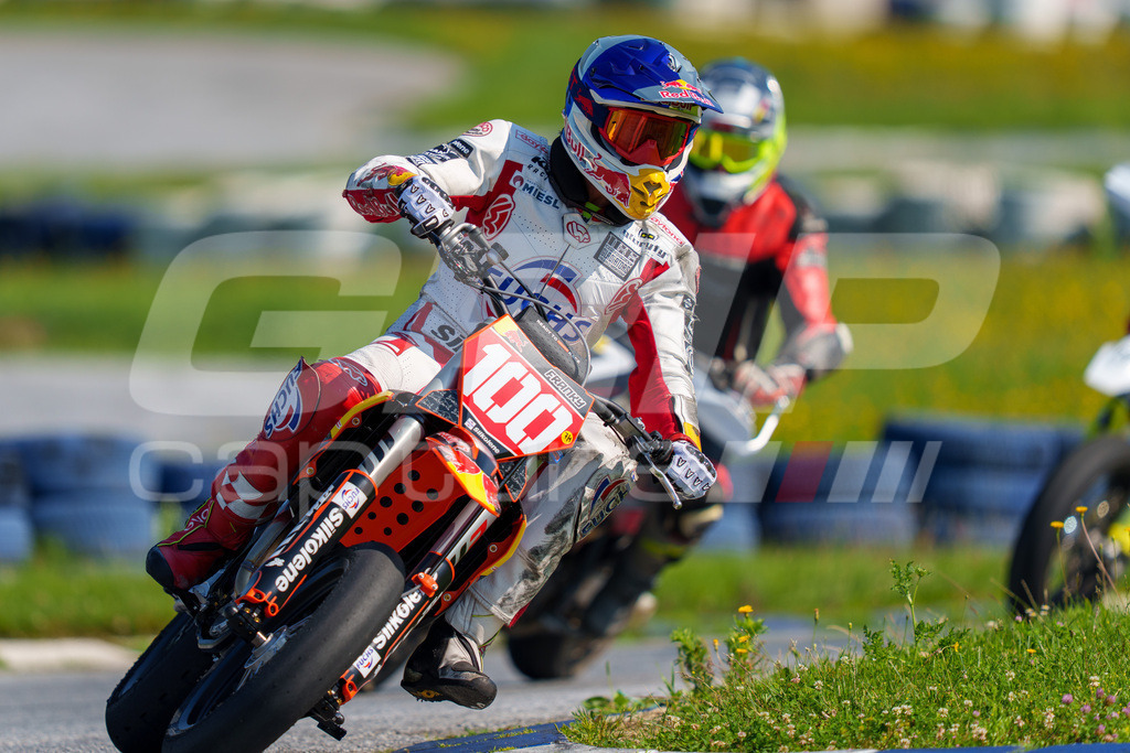 SuperMoto_Staatsmeisterschaft_Greinbach_171 | GRIPcapture steht für authentische Sportfotografie in Österreich – für Momente, die mehr sind als Geschwindigkeit oder Ergebnis. Es geht um Emotion, Spannung, Fokus und den Augenblick, der oft nur einen Wimpernschlag dauert.Ob Motorsport, Teamsport oder 