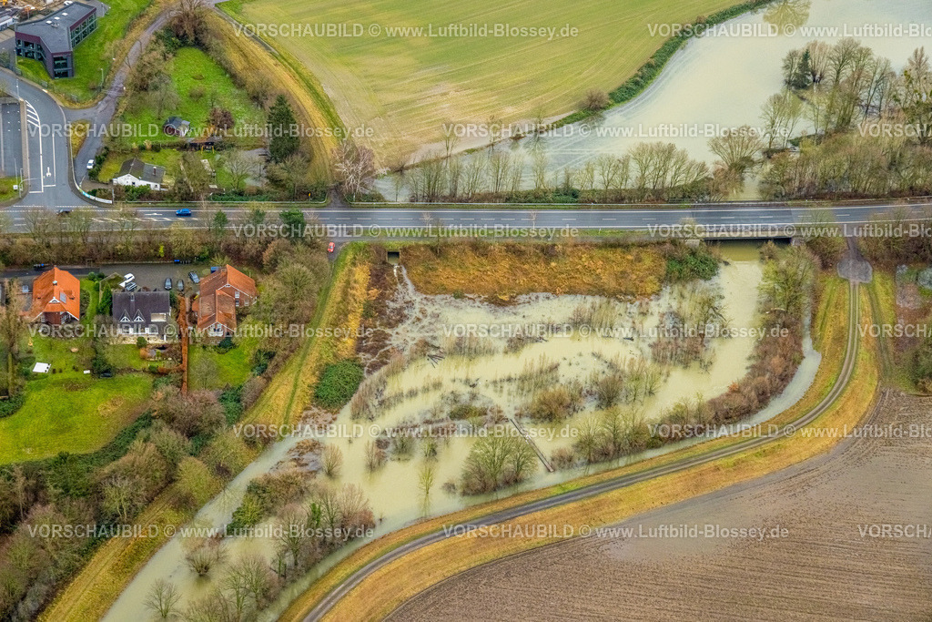 Hamm231201270 | Luftbild vom Hochwasser der Ahse, Weihnachtshochwasser 2023, Fluss Ahse tritt nach starken Regenfällen über die Ufer, Überschwemmungsgebiet Lippeaue Brücke Hohefeldweg, Uentrop, Hamm, Ruhrgebiet, Nordrhein-Westfalen, Deutschland