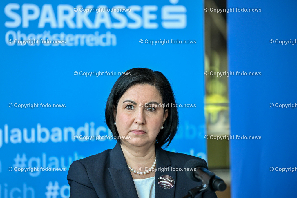 Pressekonferenz Brucknerhaus Linz - Klangwolke 2024_ Pioneer 52Hz_ 14.05.2024-17 | 14.05.2023, Brucknerhaus Linz, AUT, Pressekonferenz Brucknerhaus Linz - Klangwolke 2024, Pioneer 52Hz, im Bild Stefanie Christina Huber (Vorstandsvorsitzende Sparkasse Oberoesterreich)