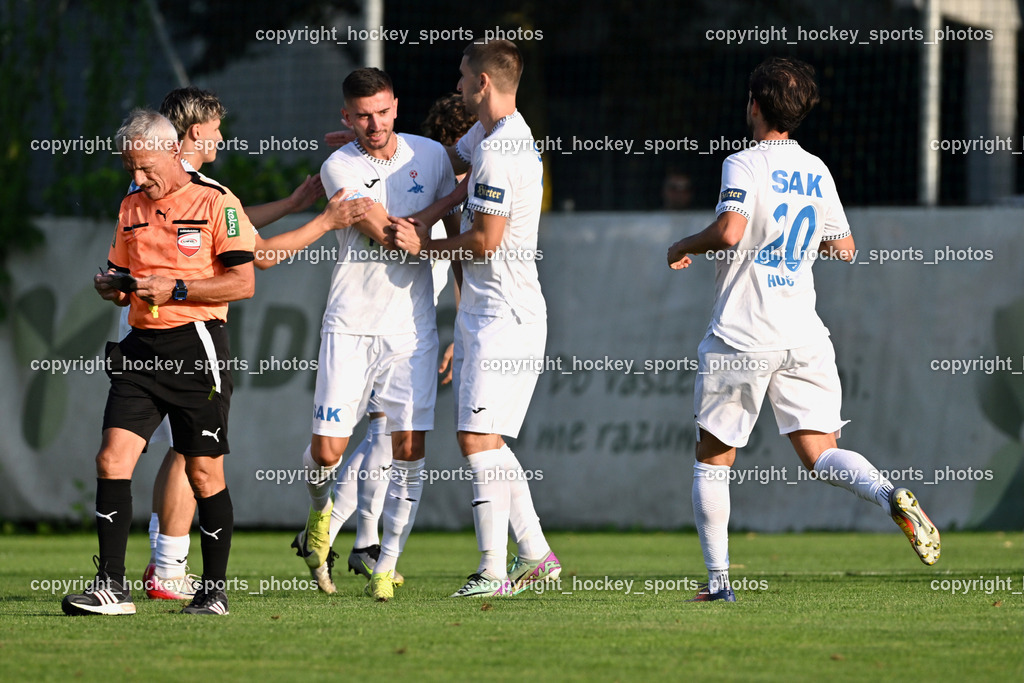 SAK vs. SV Dellach Gail | Jubel SAK Mannschaft, Karl Stark Referee, #7 Hrvoje Jakovljevic SAK, #10 Nando Lupar SAK, #23 Zan Kumer SAK, #20 Marko Huc SAK, SAK vs. SV Dellach Gail, SAK vs. SV Dellach Gail am 14.08.2025 in Klagenfurt (Sportpark Welzenegg), Austria, (Photo by Bernd Stefan)