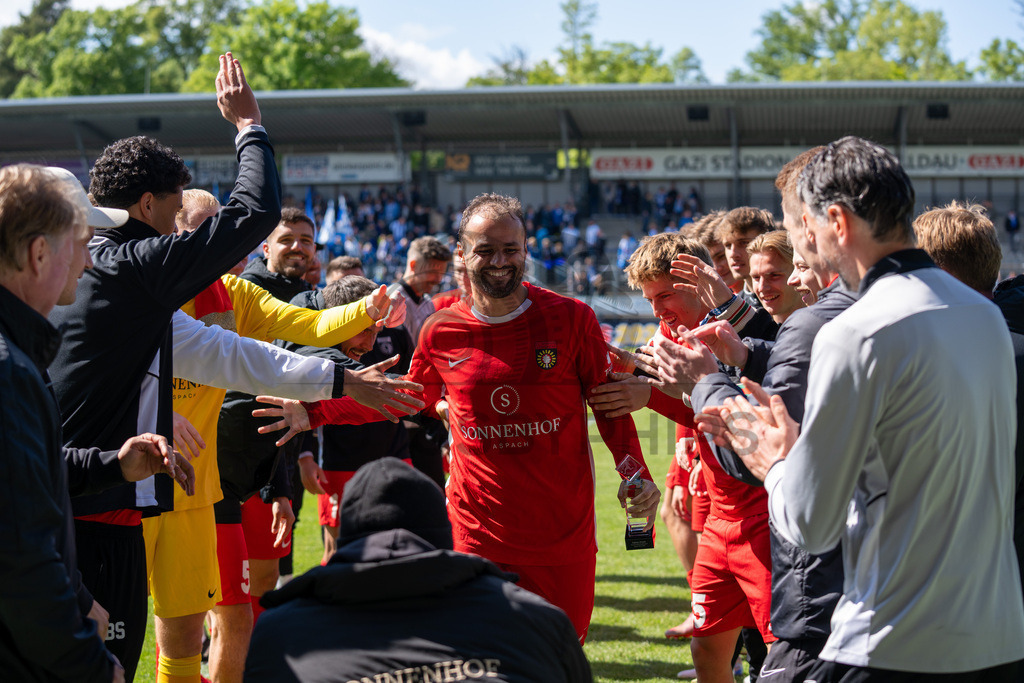 Stuttgarter Kickers vs. SG Sonnenhof Großaspach, Fussball, Regionalliga Suedwest, 34. Spieltag, 16.05.2026 | Fabian Eisele (SG Sonnenhof Großaspach, #23) bekommt die Torjägerkanone/Torjaegerkanone überreicht/ueberreicht,Stuttgarter Kickers vs. SG Sonnenhof Großaspach, Fussball, Regionalliga Suedwest, 34. Spieltag, 16.05.2026