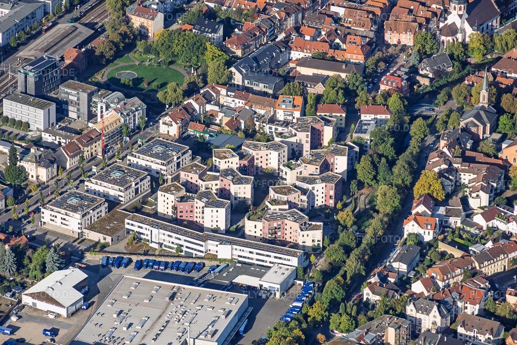 Luftbild: Wohnquartier am Samuel-Vogel-Weg in Ettlingen im Bundesland Baden-Württemberg in Deutschland. – Foto: IMG_159492.jpg vom 27.09.2026 durch Werner Riehm/FLY-FOTO.de – Auflösung des Originals: 5712 x 3808 px – Wohnanlage | 17 Mietswohnungen | Ettlingen | 2020 - d28 architekten