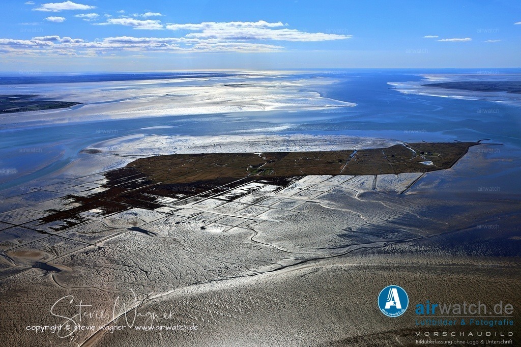 Luftbild Nordstrandischmoor im Nationalparks Schleswig-Holsteinisches Wattenmeer | Nordstrandischmoor ist die jüngste der nordfriesischen Halligen und entstand aus den Überresten der im Jahr 1634 durch die Burchardiflut untergegangenen Insel Strand.  Vor der Flut war das Gebiet ein unbewohntes Hochmoor, das als Zufluchtsort für Überlebende diente und später besiedelt wurde.