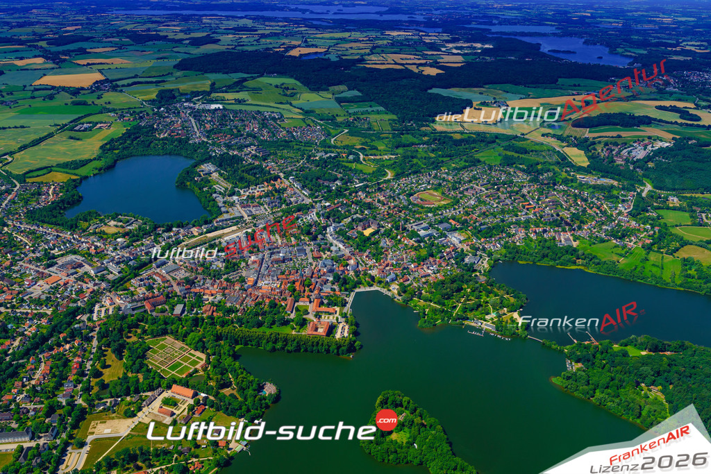 Das Luftbild der Stadt Eutin wurde 2018 vom Flugzeug heraus erstellt (keine Drohne) Aufnahmehöhe ca.400 Meter- hohe Auflösung für beste Druck-Qualität