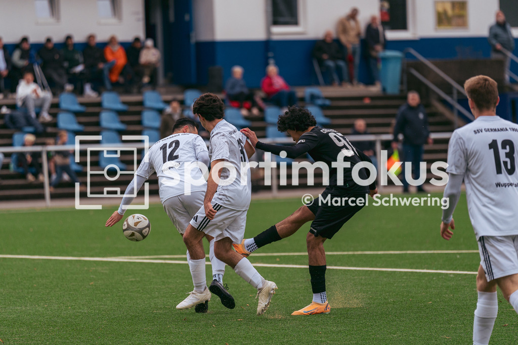 SSV Germania Wuppertal – Cronenberger SC | Mohamed Bouaasria (97, Cronenberger SC) schießt Alkan Sahingöz (12, SSV Germania Wuppertal) an die Hand. Bezirksliga Niederrhein, Gruppe 2: SSV Germania Wuppertal gegen Cronenberger SC, Wuppertal, 11.10.2026. Endstand: 1:4. sportimfokus / Marcel Schwering - Realisiert mit Pictrs.com