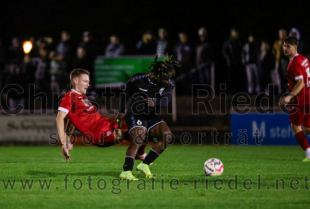 2023-10-27_097_VfB_Hallbergmoos_gegen_FC_Schwaig | Hallbergmoos, Deutschland, 27.10.2023:
Fußball, Landesliga Südost 2023 / 2024, 18. Spieltag, VfB Hallbergmoos gegen FC Schwaig, Endergebnis: 2:3

Florian Schmuckermeier (VfB Hallbergmoos, #6), Bilal Ibrahim (FC Schwaig, #6)

Foto: Christian Riedel / fotografie-riedel.net