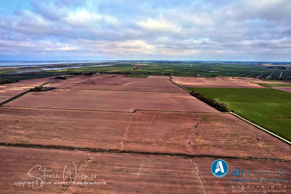 Luftbilder Rickelsbueller Koog - Nordfriesland | Luftbilder Rickelsbueller Koog - Die Radtour “Wiedingharde” startet regelmäßig von Klanxbüll aus und führt auch durch den Rickelsbüller Koog, wo man wundervolle Ecken und Ausblicke auf die Nordsee und die dänische Grenze genießen kann.