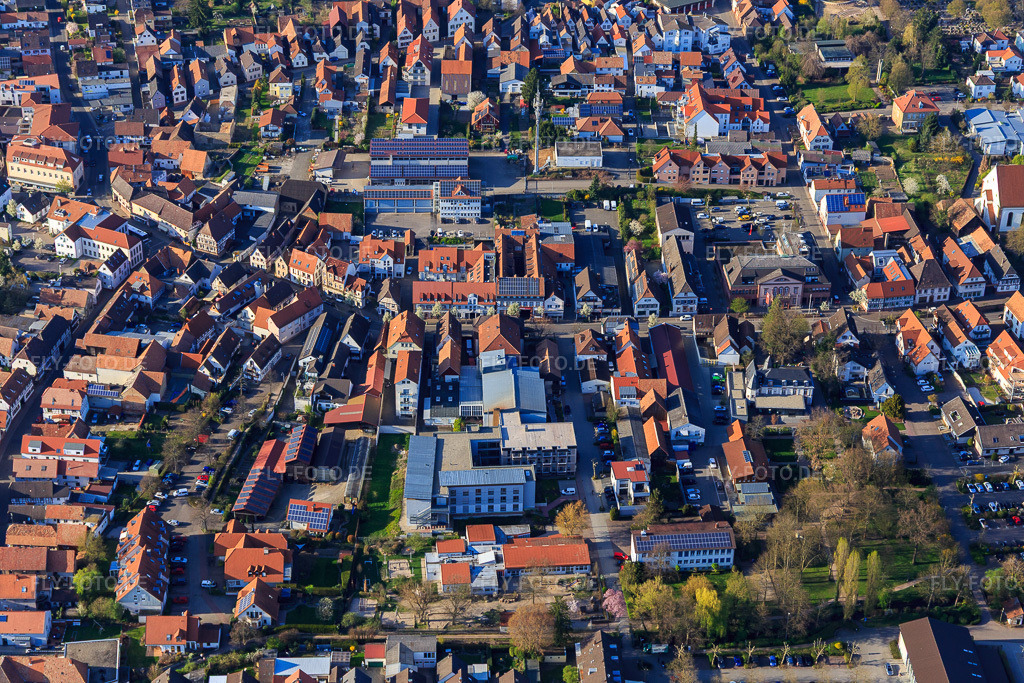 Luftbild: Richard-Flick-Straße mit Kindertagesstätte St. Josef in Herxheim bei Landau im Bundesland Rheinland-Pfalz in Deutschland. Foto: IMG_097916.jpg vom 30.03.2017 durch Werner Riehm/FLY-FOTO.de