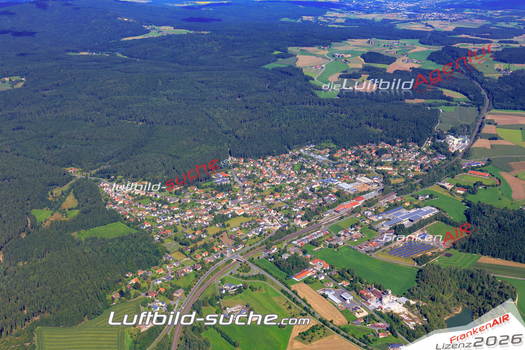 Die Luftaufnahme der Stadt Neusorg wurde 2017 vom Flugzeug heraus erstellt ( keine Drohne )- hohe Auflösung für beste Qualität