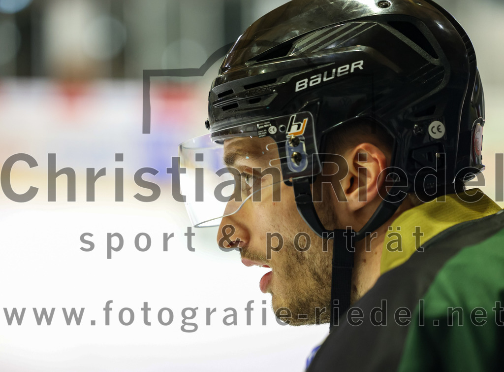 2022-11-04_081_Eishockey_TSV_Erding_gegen_TSV_Peissenberg | Erding, Deutschland, 04.11.2022:
Eishockey, Bayernliga 2022 / 2023, 10. Spieltag, TSV Erding gegen TSV Peißenberg, Endergebnis: 4:3

Bastian Cramer (Erding Gladiators, #34)

Foto: Christian Riedel / fotografie-riedel.net