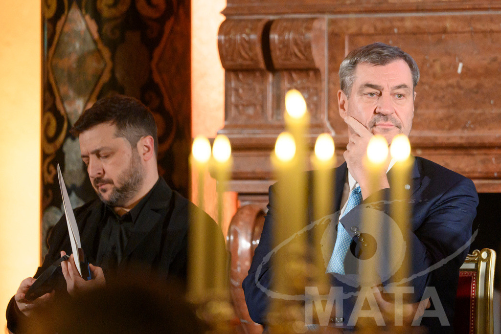 _DWI5399-2 | Politiker Wolodymyr Selenskyj, Präsident der Ukraine und Bayerns Ministerpräsident Markus Söder (CSU) in der Münchner Residenz bei der Verleihung des Ewald-von-Kleist-Preises. Der diesjährige Ewald-von-Kleist-Preis wird am Rande der Münchner Sicherheitskonferenz 2026 an das ukrainische Volk vergeben. München, 14.02.2026 Bayern Deutschland - Realisiert mit Pictrs.com