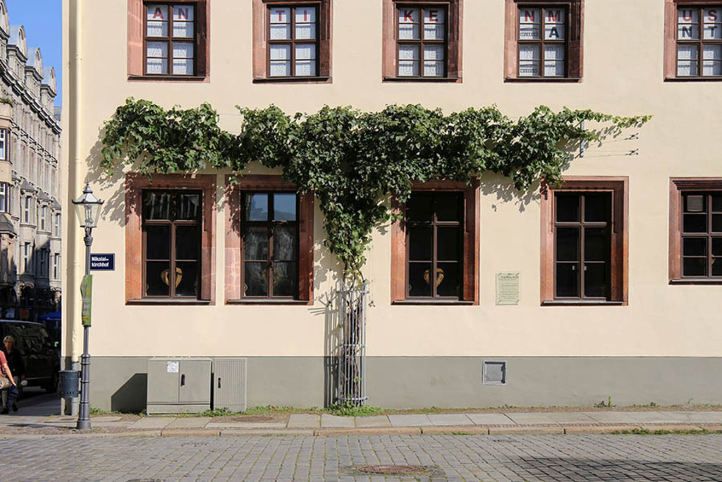Bildlexikon Leipzig - Alte Nikolaischule - Weinrebe | Das Team hinter BILDLEXIKON LEIPZIG bündelt historische wie aktuelle Informationen über die Stadt Leipzig in Text und Bild auf einer Plattform und stellt diese der interessierten Öffentlichkeit zur Verfügung.
