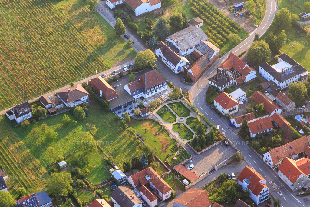 Luftbild: Schlössl Oberotterbach in Oberotterbach im Bundesland Rheinland-Pfalz in Deutschland. – Foto: IMG_107825.jpg vom 10.06.2018 durch Werner Riehm/FLY-FOTO.de – Auflösung des Originals: 5222 x 3481 px – Schlössl Oberotterbach - Start
