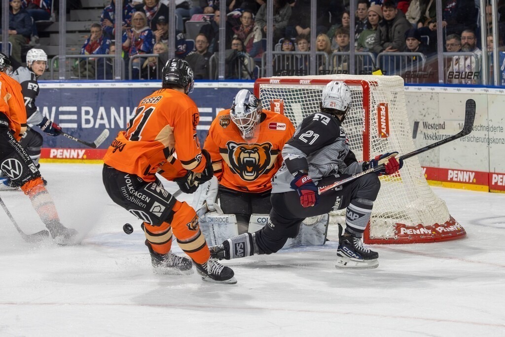 DEL, Deutsche Eishockey Liga Saison 2025/26, 42. Spieltag: Adler Mannheim gegen Gizzlys Wolfsburg | DEL, Deutsche Eishockey Liga Saison 2025/26, 42. Spieltag: Adler Mannheim gegen Gizzlys Wolfsburg***Große Torchance für Kris Bennett (21, Mannnheim) - Realisiert mit Pictrs.com