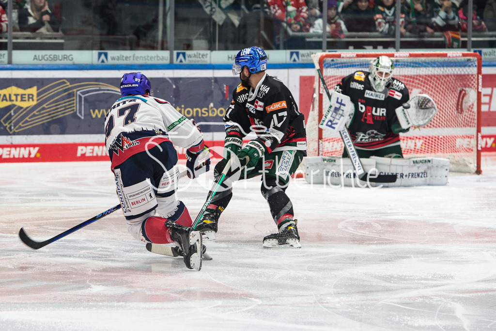 Augsburger Panther - Eisbaeren Berlin | Matthew WHITE (EBB #97) erzielt in dieser Szene den Ausgleich zum 2-2