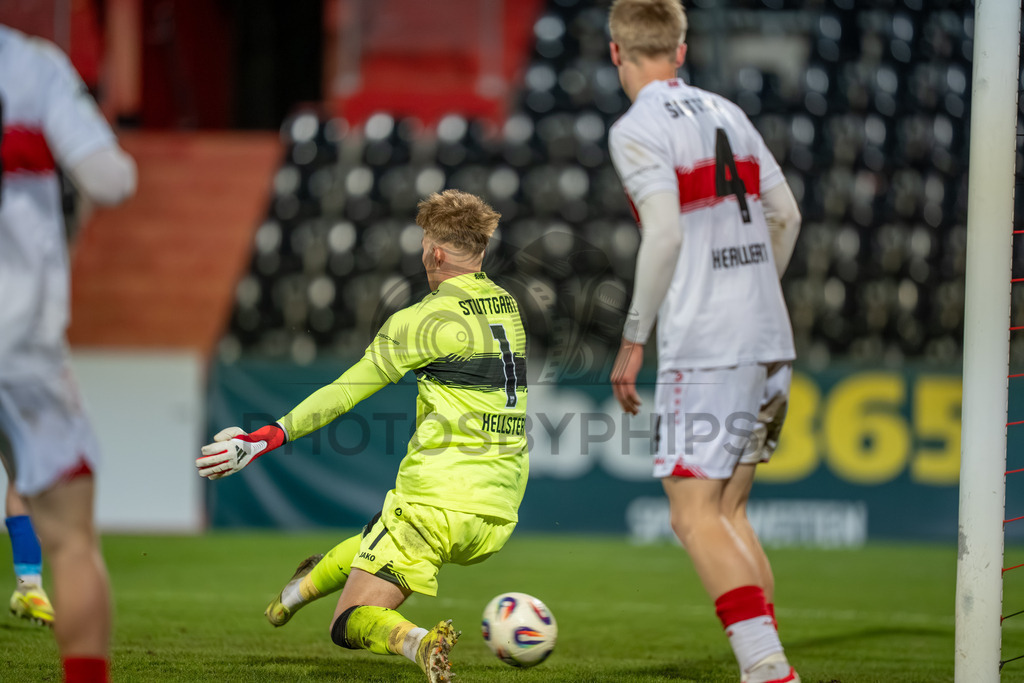 VfB Stuttgart II vs. FC Energie Cottbus, Fussball, 3.Liga, 27. Spieltag, Saison 2025/2026, 03.03.2026 | Florian Pascal Hellstern (VfB Stuttgart II, #01) kassiert das 1:2 durch Axel Borgmann (FC Energie Cottbus, #20),VfB Stuttgart II vs. FC Energie Cottbus, Fussball, 3.Liga, 27. Spieltag, Saison 2025/2026, 03.03.2026Foto: photosbyphips/Philip Ziegler