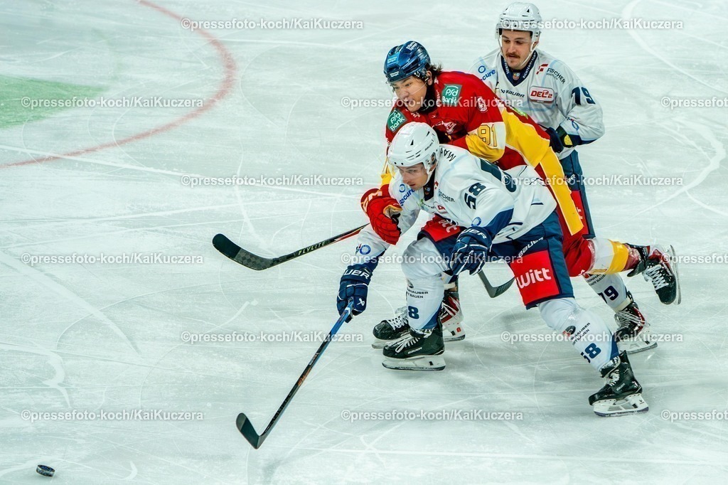 xKKUx26102501010 | 26.10.2025, xydrx, Eishockey, DEL2, Düsseldorfer EG - Blue Devils Weiden, PSD Bank Dome Düsseldorf:  Yushiroh Hirano (DEG #91) im Zweikampf gegen Weidens Calvin Pokorny (Weiden #79) und Tomas Schmidt (Weiden #58)
