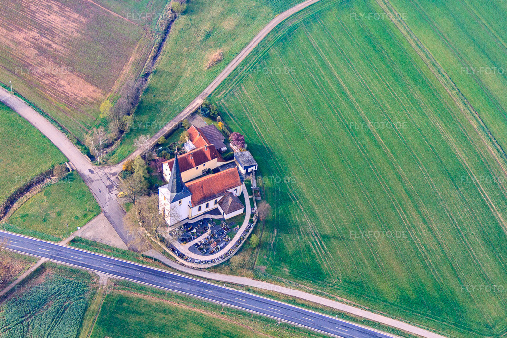 Luftbild: St. Nikolaus an der B279 im Ortsteil Obereßfeld in Sulzdorf im Bundesland Bayern in Deutschland. – Foto: IMG_64185.jpg vom 06.04.2014 durch Werner Riehm/FLY-FOTO.de – Auflösung des Originals: 4752 x 3168 px – Pfarreiengemeinschaft St. Martin