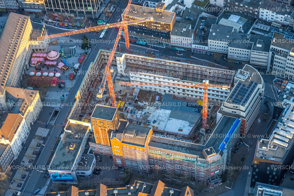 Bochum251204988 | Luftbild, roter Backsteinbau Innenhof mit Baustelle für Haus des Wissens (HdW), ehemaliges Hauptpost-Gebäude, Weihnachtsmarkt am Rathaus, Gleisdreieck, Bochum, Ruhrgebiet, Nordrhein-Westfalen, Deutschland