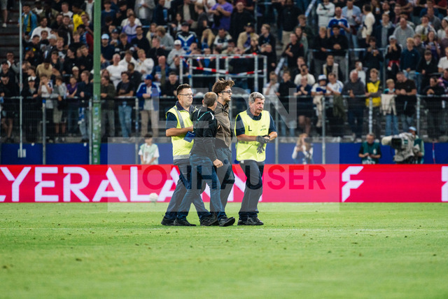 DFB-Pokal: HEBC - Borussia Dortmund, 01.09.2026 | Flitzer auf dem Spielfeld, wird vom Sicherheitsdienst vom Spielfeld begleitet; Fußball, DFB-Pokal, 1. Runde: HEBC vs. Borussia Dortmund am 01.09.2026 im Volksparkstadion, HamburgDFB REGULATIONS PROHIBIT ANY USE OF PHOTOGRAPHS AS IMAGE SEQUENCES AND/OR QUASI-VIDEO. - Realisiert mit Pictrs.com