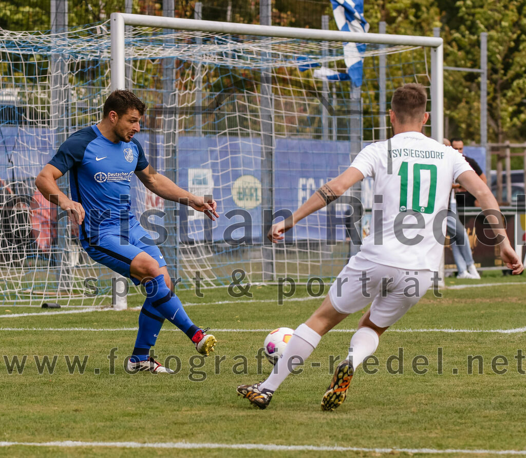 2023-10-14_030_FC_Langengeisling_gegen_TSV_Siegsdorf | Erding, Deutschland, 14.10.2023:
Fußball, Bezirksliga Oberbayern Ost 2023 / 2024, 13. Spieltag, FC Langengeisling gegen TSV Siegsdorf, Endergebnis: 3:0

Andreas Buchberger (FC Langengeisling, #5), Felix Maaßen (TSV Siegsdorf, #10)

Foto: Christian Riedel / fotografie-riedel.net