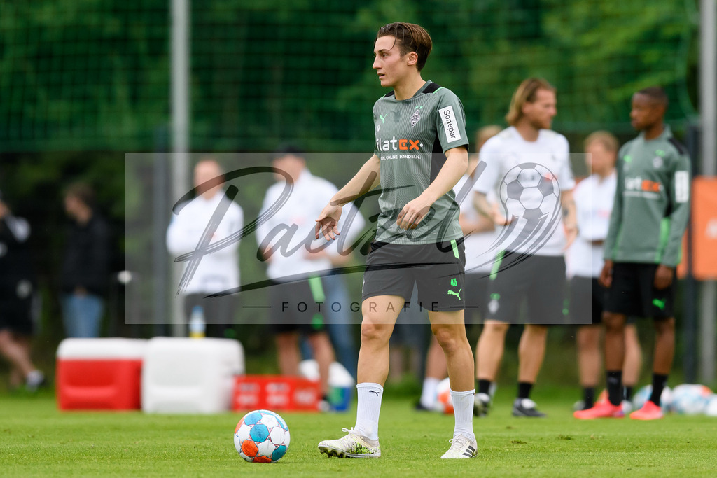 TRABMG20210719_050 | Fussball, Herren: Rocco Reitz (Borussia Moenchengladbach) in Aktion, am Ball, Einzelaktion beim Training von Borussia Moenchengladbach waehrend des Trainingslagers auf dem Trainingsplatz am Hotel Klosterpforte am 19.07.2021 in Harsewinkel, Deutschland. - Realisiert mit Pictrs.com