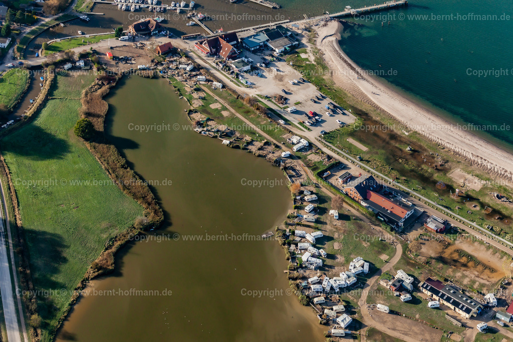 PLB_6587mod_Langballigau_120x80 | LUFTBILD. Langballigau - zerstörter Campingplatz. __ Fast alle Wohnwagen auf diesem Campingplatz wurden durch die Flut beschädigt oder komplett zerstört.  - Realisiert mit Pictrs.com