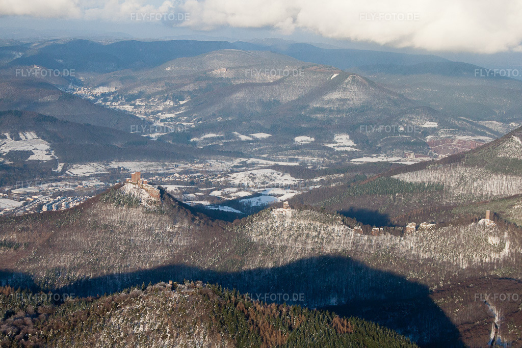 Luftbild: Die 4 Burgen Trifels, Anebos, Jungturm und Münz im Schnee in Leinsweiler im Bundesland Rheinland-Pfalz in Deutschland. Foto: IMG_36416.jpg vom 03.01.2011 durch Werner Riehm/FLY-FOTO.de