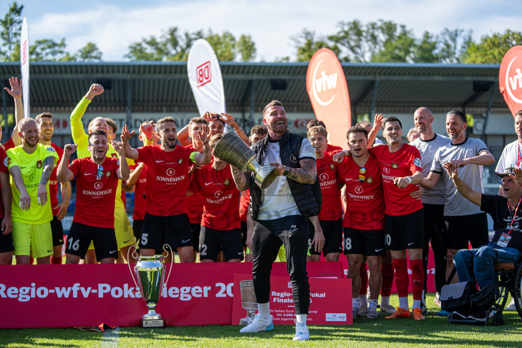 Stuttgarter Kickers vs. SG Sonnenhof Großaspach, Fussball, WFV-Pokal, Finale, 23.05.2026 | Pascal Reinhardt (Trainer SG Sonnenhof Großaspach) streckt den Pokal in die hoehe, im Hintergrund jubelt seine Mannschaft,Stuttgarter Kickers vs. SG Sonnenhof Großaspach, Fussball, WFV-Pokal, Finale, 23.05.2026