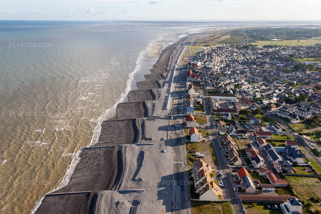 Aerial view: Sandy beach landscape on the English Channel in Cayeux-sur-Mer in the state Somme, France.Photo: IMG_70902.jpg taken on 08/24/2014 by Werner Riehm/FLY-FOTO.comResolution of the original: 4752 x 3168 px