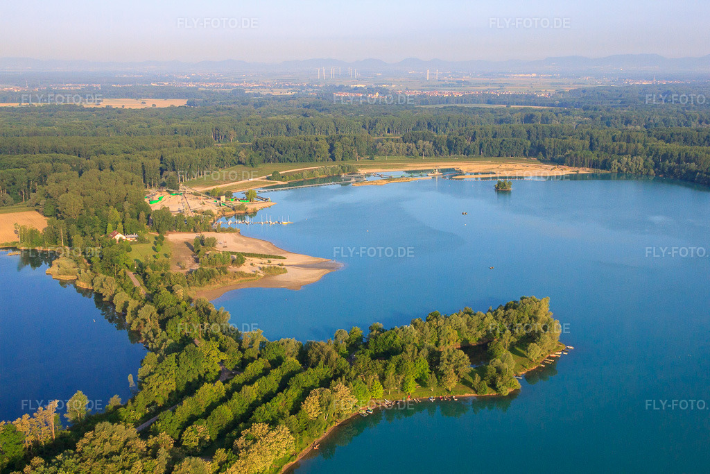 Luftbild: Fischerheim, Strand und Heidelberg Materials Mineralik am Baggersee Giessen im Ortsteil Liedolsheim in Dettenheim im Bundesland Baden-Württemberg in Deutschland. Foto: IMG_64860.jpg vom 18.05.2014 durch Werner Riehm/FLY-FOTO.de