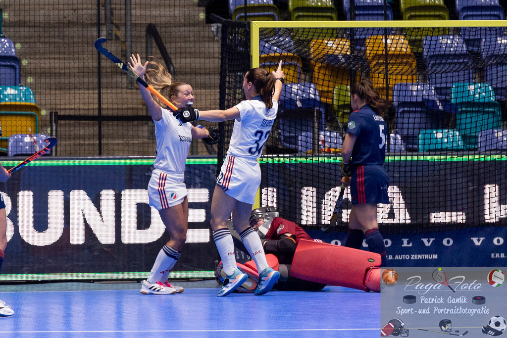 Volvo E.R.B. Final 4 Halbfinale Frauen: Mannheimer HC - Düsseldorfer HC, 25.01.2025 | Charlotte Hendrix (Mannheimer HC #48) & Carolin Seidel (Mannheimer HC #32) bejubel ndas Tor / den Treffer zum 3:4 & Femke Jovy (Düsseldorfer HC #1) am Boden & Pia Lhotak (Düsseldorfer HC #5) im Tor, Mannheimer HC - Düsseldorfer HC, Frankfurt, Süwag Arena, 25.1.2025 - Realisiert mit Pictrs.com