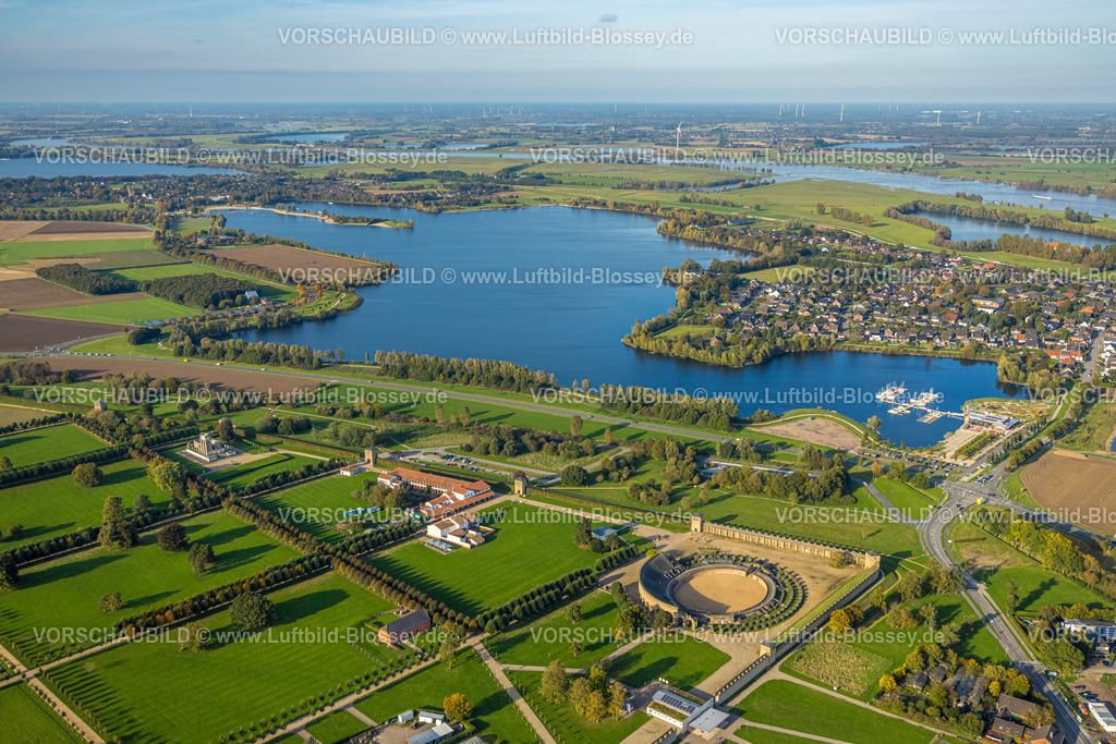Xanten241014033 | Luftbild, Xantener Südsee, Freizeitzentrum Xanten Südsee mit Sandstrand, Wakepark Wasserski und Wakeboard, Amphitheater Römerpark und römische Herberge Taverne, Ortsansicht Ortsteil Lüttingen und Ortsteil Ward, rechts der Fluss Rhein, Lüttingen, Xanten, Niederrhein, Nordrhein-Westfalen, Deutschland