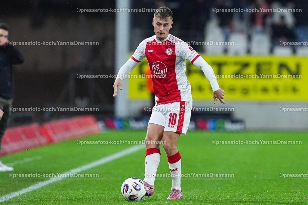 xYDRx02112502073 | 02.11.2025, xydrx, Fußball, 3.Liga, Rot-Weiss Essen - 1.FC Schweinfurt 05, Saison 2025 2026, Stadion an der Hafenstraße:  Marvin Obuz (Rot-Weiss Essen #10)  DFB regulations prohibit any use of photographs as image sequences and or quasi-video.