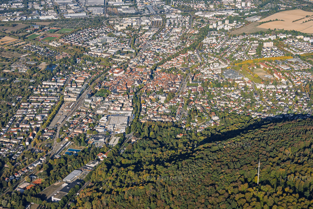 Luftbild: Stadtansicht von Osten in Ettlingen im Bundesland Baden-Württemberg in Deutschland. – Foto: IMG_159489.jpg vom 27.09.2026 durch Werner Riehm/FLY-FOTO.de – Auflösung des Originals: 5716 x 3811 px