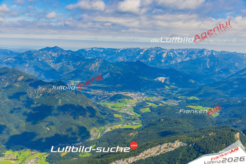 Luftaufnahme der Stadt Bad Ischl - Die Luftaufnahme wurde 2025 vom UL-Flugzeug heraus erstellt ( keine Drohne ) - Hochauflösende Luftaufnahme - für professionelle Ausdrucke geeignet. Die Geschenkidee !Mit Lizenz und Bildrechte bestellbar