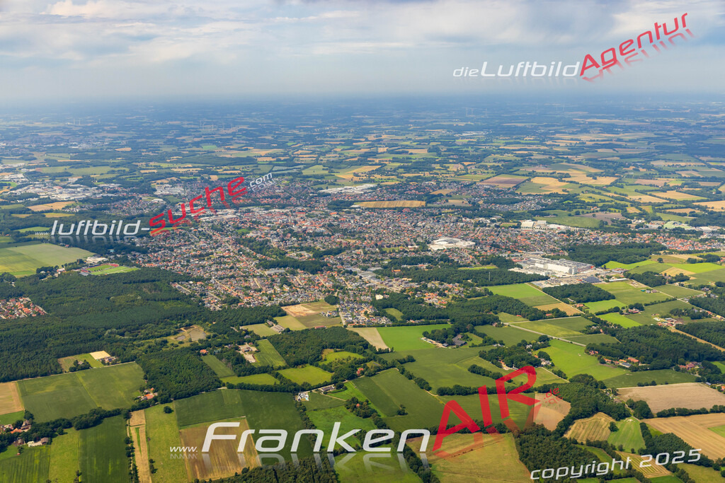 Stadt Lohne von Oben- Die Luftaufnahme wurde 2025 vom UL-Flugzeug heraus erstellt ( keine Drohnenaufnahme ) - Hochauflösende Luftaufnahme - für Wandbilder und großformatige Ausdrucke geeignet. Das besondere Geschenk!Hier alle&nbsp;Infos zur Lizenzierung der LuftaufnahmeWir fliegen auch dieses Jahr wieder in Ihre Region um Luftbilder zu erstellen.- Luftbild anfragen