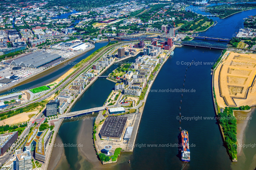Hamburg_Baakenhafen_Hafencity_ELS_8226010725 | HAMBURG 16.06.2025 Baustellen für Wohn- und Geschäftshäuser im Baakenhafen entlang der der Baakenallee in der HafenCity in Hamburg, Deutschland. Weiterführende Informationen bei: AUG. PRIEN Bauunternehmung (GmbH & Co. KG),  BVE Bauverein der Elbgemeinden eG,  Baugenossenschaft Hamburger Wohnen eG,  Johann Daniel Lawaetz-Stiftung,  Richard Ditting GmbH & Co. KG,  bof architekten,  florian krieger - architektur und städtebau gmbh. // Construction sites for residential and commercial buildings in the Baakenhafen along the Baakenallee in HafenCity in Hamburg, Germany. Further information at: AUG. PRIEN Bauunternehmung (GmbH & Co. KG),  BVE Bauverein der Elbgemeinden eG,  Baugenossenschaft Hamburger Wohnen eG,  Johann Daniel Lawaetz-Stiftung,  Richard Ditting GmbH & Co. KG,  bof architekten,  florian krieger - architektur und staedtebau gmbh. Foto: Martin Elsen