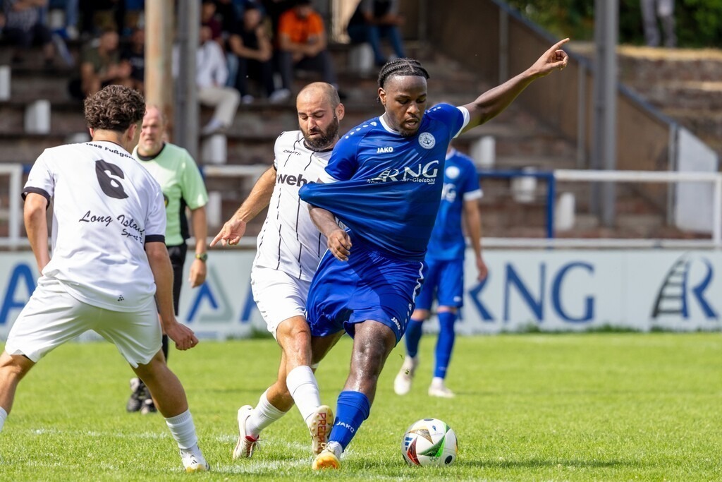 Landespokal Südwest, 2. Runde: SV Südwest Ludwigshafen gegen ASV Fußgönheim (4:0)***Am Ball: Rodney-Francis Peprah (41, Ludwigshafen) | Landespokal Südwest, 2. Runde: SV Südwest Ludwigshafen gegen ASV Fußgönheim (4:0)***Am Ball: Rodney-Francis Peprah (41, Ludwigshafen) - Realisiert mit Pictrs.com