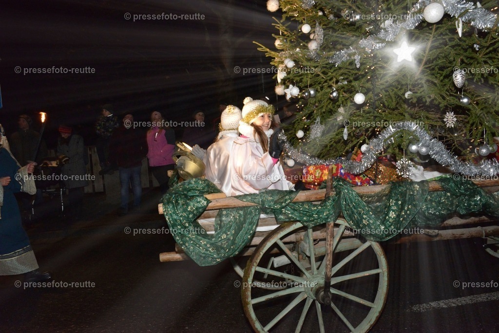 -news-2022-Dez05-Nikolo-Einzug-Lechaschau-WTV_6320 | Info aus dem Bezirk Reutte/Ausserfern Tirol sowie eine umfangreiche Bilddatenbank über die gesamte Region: Lechtal, Talkessel Reutte, Tannheimertal, Zwischentoren. Lech, Plansee, Zugspitze, Grenztunnel, B179, Fernpassstraße, Verkehr, Lawinen, Tradition, - Realisiert mit Pictrs.com