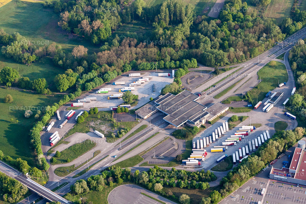 Aerial view: Truck parking areas and open-air storage at the former Lauterbourg border crossing, now the Bienwald Federal Police station in Scheibenhard in the state Bas-Rhin, France. – Photo: IMG_40340.jpg taken on 04/22/2011 by Werner Riehm/FLY-FOTO.com – Resolution of the original: 4752 x 3168 px