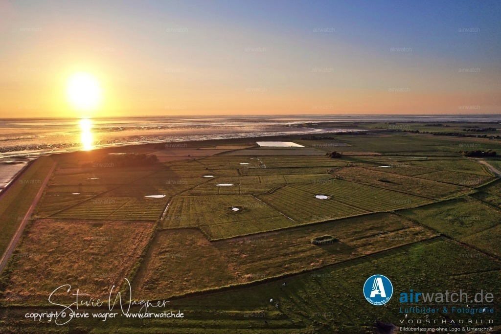 Luftbild Nordstrand, LangerDeich, Dreisprung, Püttenweg, Trendermarsch, Husumer Bucht | Luftbild Nordstrand, LangerDeich, Dreisprung, Püttenweg, Trendermarsch, Husumer Bucht - Die Badestelle Fuhlehörn liegt etwa 2 Kilometer vom Trendermarschkoog entfernt und ist bei Niedrigwasser über die Tideflächen erreichbar. Die Fuhlehörn-Runde ist eine beliebte Radtour, die von der Badestelle ausgeht und entlang des Deichs Richtung Trendermarsch führt.