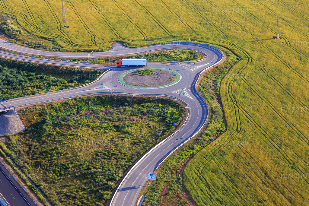 Vue aérienne: Rond-point à la sortie de l'autoroute A4 Autovia del Sur à Dos Hermanas dans le département Séville, Espagne. Photo: IMG_145750.jpg prise le 22/04/2025 par Werner Riehm/FLY-FOTO.euRésolution de l'original: 5472 x 3648 px