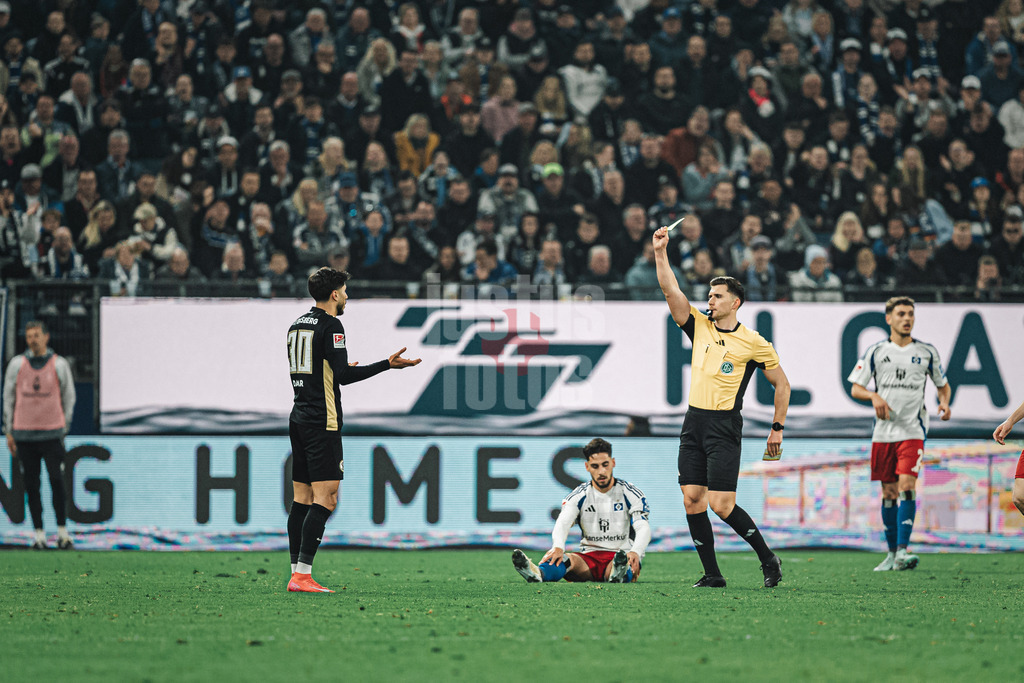 Fußball | Männer | Saison 2024/2025 | 2. Fußball-Bundesliga | 27. Spieltag | Hamburger SV vs. SV 07 Elversberg | 28.03.2025 | v.l. Muhammed Damar (#30, SV 07 Elversberg) sieht von Schiedsrichter Felix Prigan die Gelbe Karte