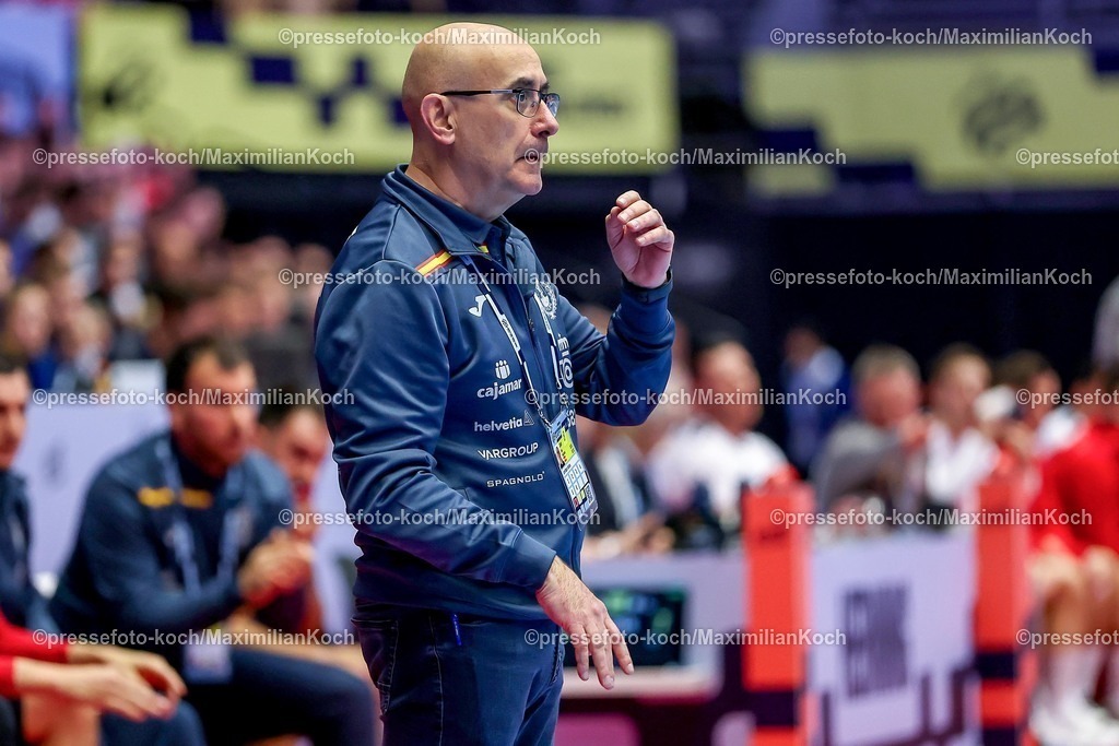 EHF15012601012 | 15.01.2026, Handball, Men's EHF EURO 2026, Spanien - Serbien, Jyske Bank Boxen in Herning, Dänemark, Preliminary Round: Headcoach Jordi Ribera Romans (Espania #hc) gestikulierend am Spielfeldrand  