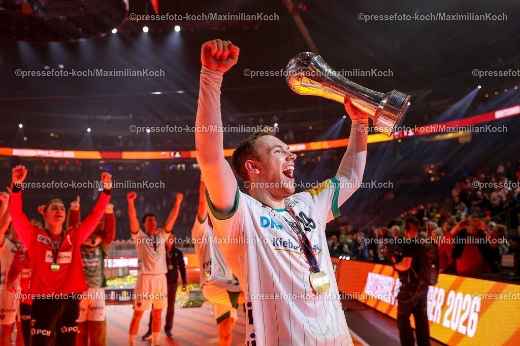 xSSCx19042602067 | 19.04.2026, xsscx, Handball, DHB-Pokal Lidl Final4, Finale, Füchse Berlin - Bergischer HC, Saison 2025 / 2026 Herren, Lanxess Arena, Köln: Die Mannschaft der Füchse Berlin feiert den Sieg im DHB-Pokal, Mathias Gidsel (Füchse Berlin #19) Photo: xSandraxScherningxPressefotoKochx